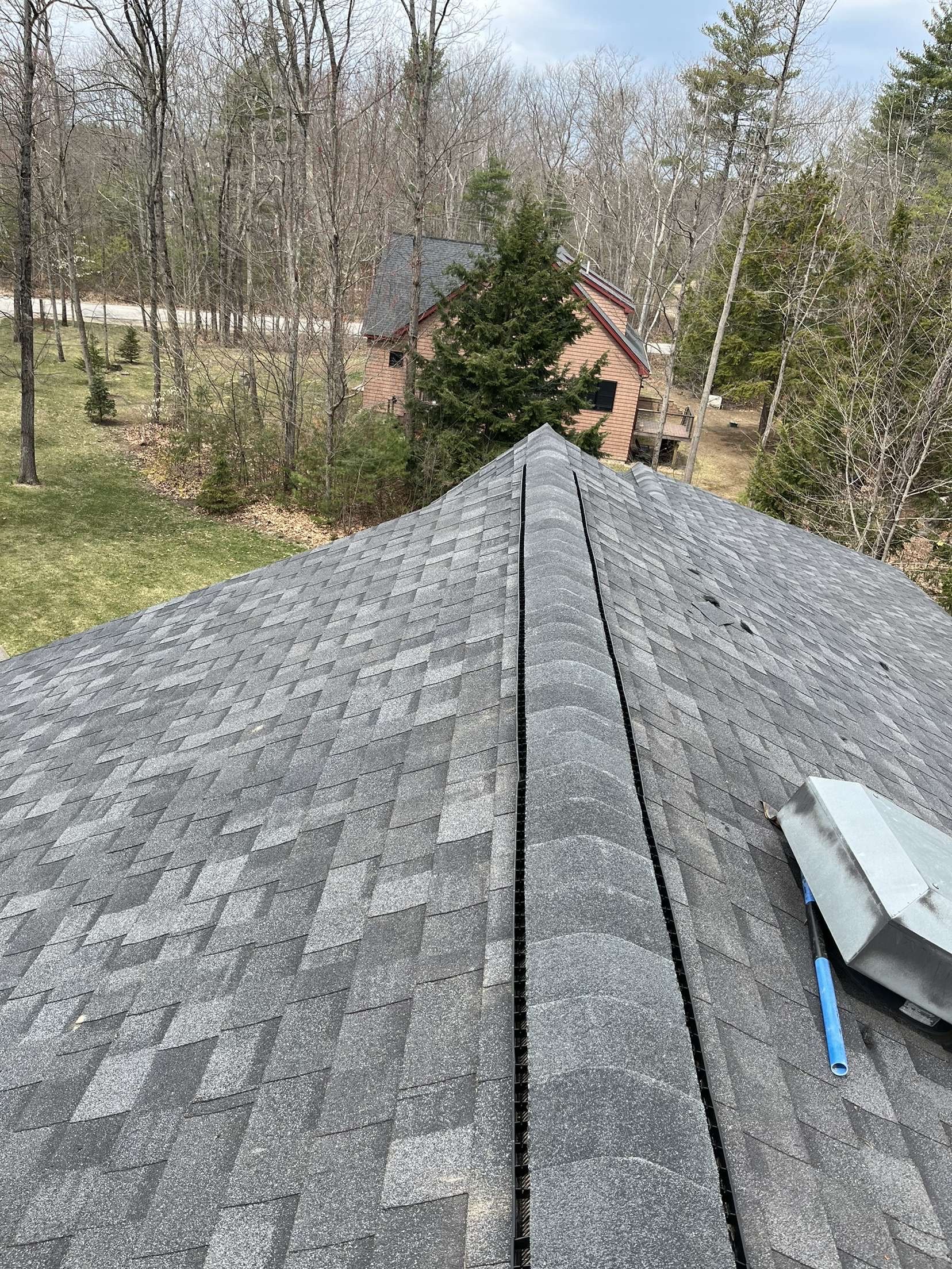 Shingle roof ridge